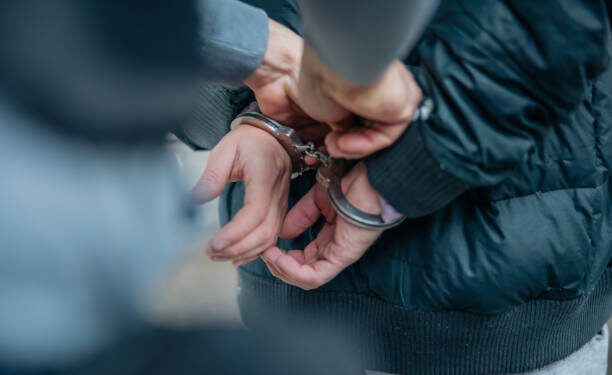 Dos jóvenes de 17 años agreden a hombre para robarle celular en Osorno: quedó con lesiones leves