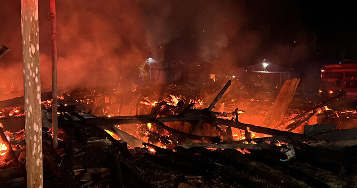 Atentado incendiario en La Araucanía: Bodega y retroexcavadora son destruidas en Vilcún