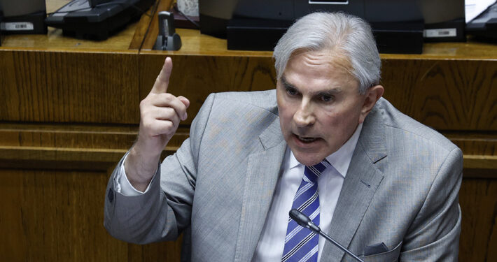 Senadores presentan proyecto para reponer velocidad máxima de 60 km/h en zonas urbanas