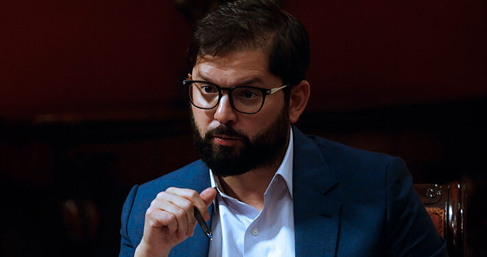 Pulso Ciudadano: Aprobación de Boric baja casi dos puntos y J. A. Kast lidera menciones presidenciales