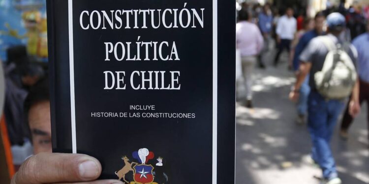 La derecha prepara normas anticorrupción para nueva Constitución tras caso Convenios