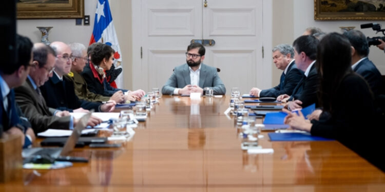 Reforma a la Ley Antiterrorista: Boric presentó su propuesta a líderes del Congreso, Fiscalía y policías