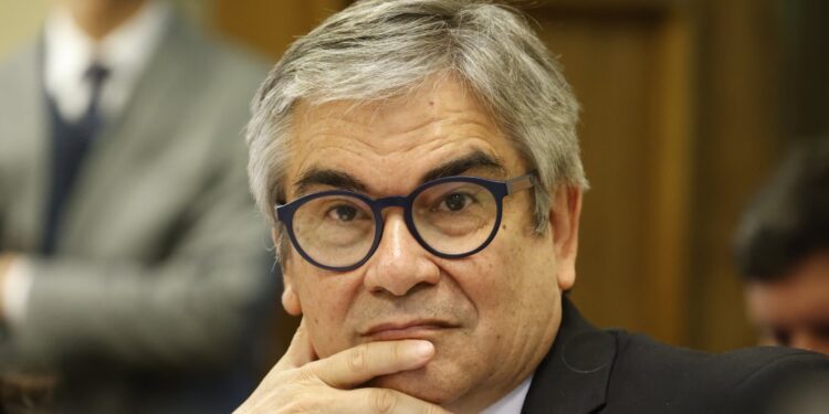 Marcel canceló viaje a Colombia para cerrar el pacto fiscal que presentará el lunes