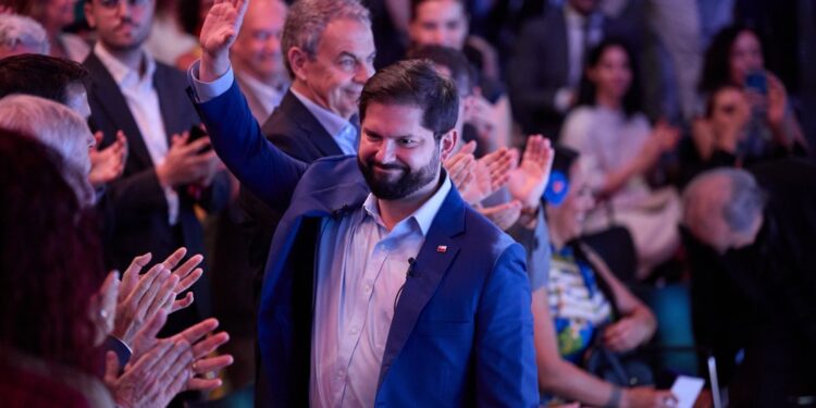 Presidente Boric finalizó su gira europea enfocada en la memoria y economía