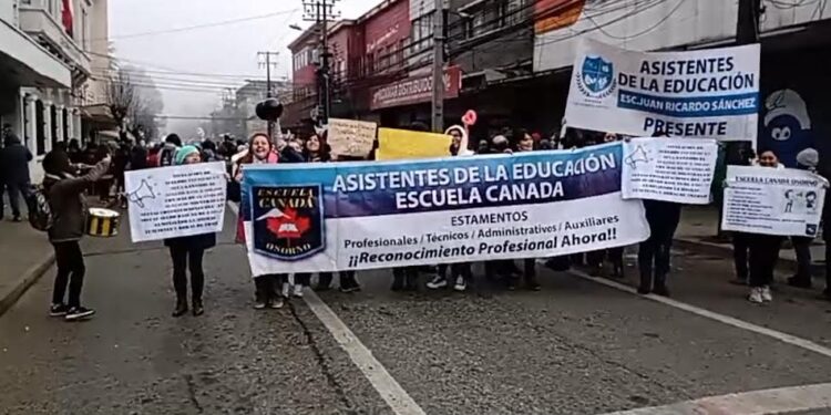 Asistentes de la educación marcharon por el centro de Osorno exigiendo «sueldos dignos»