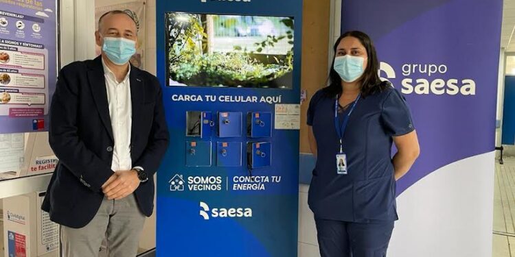 Instalan tótem para cargar teléfonos celulares en cesfam de Puaucho