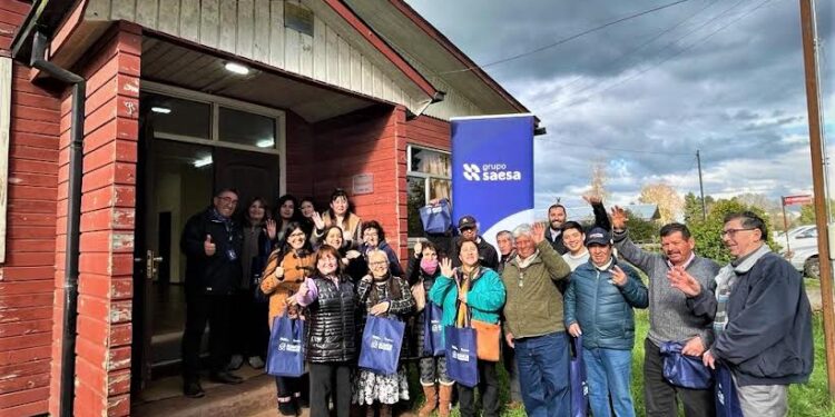 Saesa entregó a vecinos de Ñancuan en Río Negro nueva instalación eléctrica en sede social