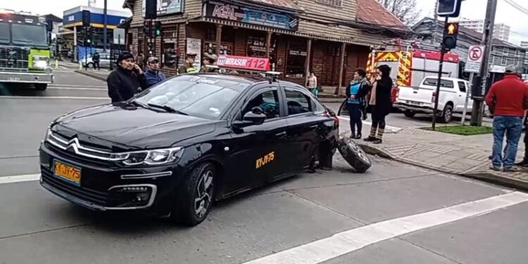 Dos lesionados dejó colisión de colectivo con camioneta en Osorno