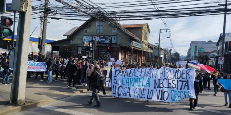 Profesores y estudiantes del liceo Carmela Carvajal Osorno se manifestaron por infraestructura