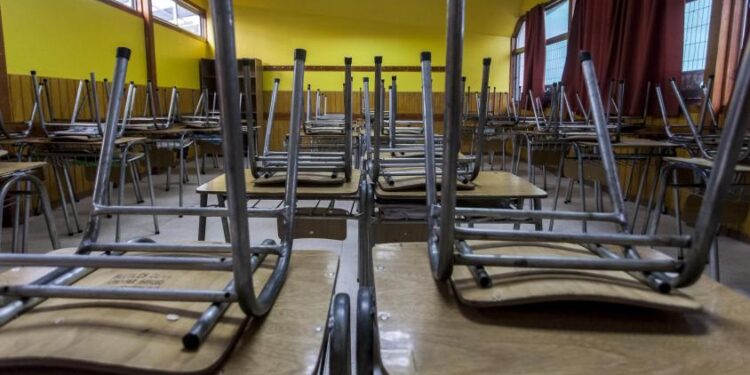 Mineduc suspendió clases en 64 comunas del país para este jueves