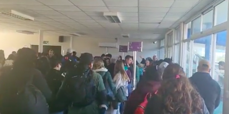 Osorno: Malestar por espera de 3 horas tras cancelación de vuelo en aeropuerto 
