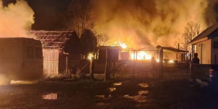 Ataque incendiario en Traiguén destruyó una posta, una escuela y diversos vehículos