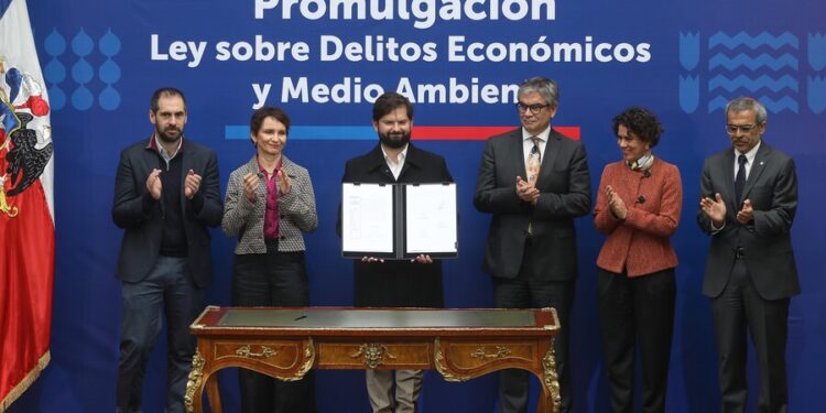 Pdte. Boric promulga la Ley sobre Delitos Económicos y Medio Ambiente: ¿En qué consiste?