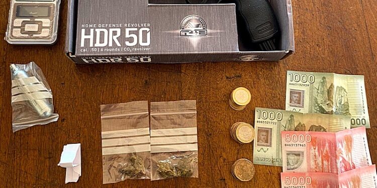 Detienen a sujeto por microtráfico de drogas en pleno centro de Osorno