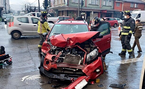 Colisión con posterior volcamiento dejó un lesionado en Avda República de Osorno