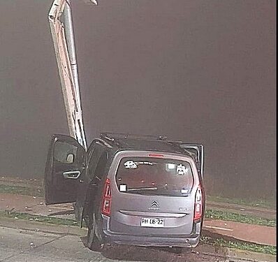 Osorno: Un lesionado dejó colisión contra poste del alumbrado público en avenida República