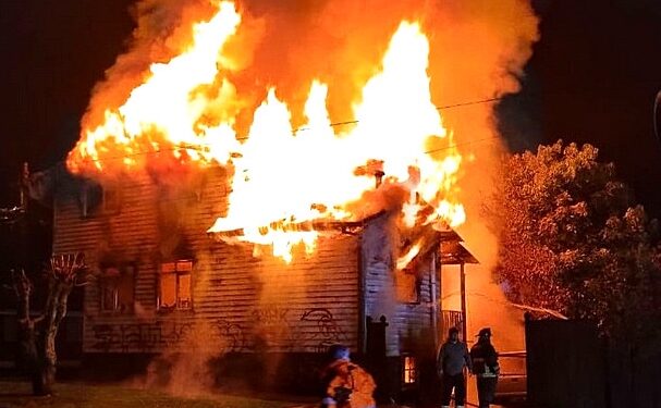 Violento incendio consumió vivienda en calle Santiago de Osorno