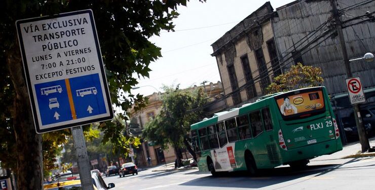 Proyecto busca eximir a conductores que usen vías exclusivas o pistas solo bus por “desconocimiento”