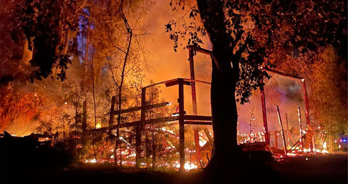 Desconocidos destruyen cinco cabañas en nuevo atentado incendiario en Macrozona Sur