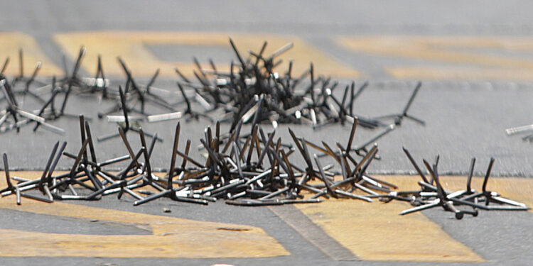 Proyecto busca sancionar el porte y la fabricación de «miguelitos»