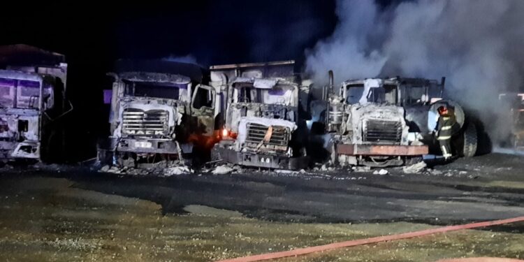 Ataque incendiario en región de Los Ríos dejó a persona lesionada y 20 camiones quemados