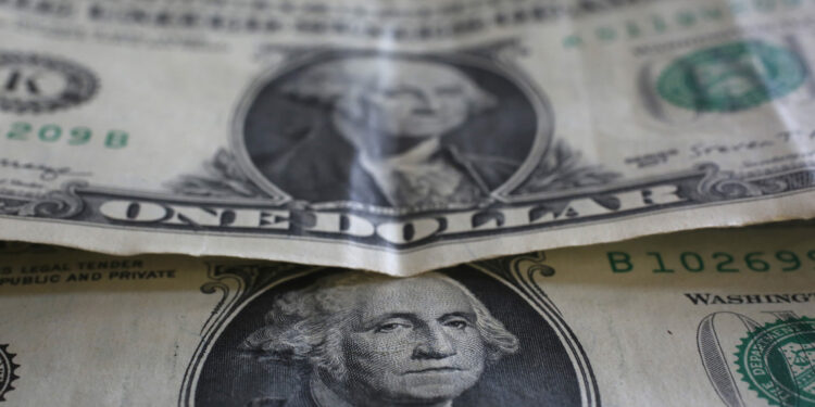 Fuerte devaluación del peso argentino tras el sorpresivo triunfo de Milei en las primarias