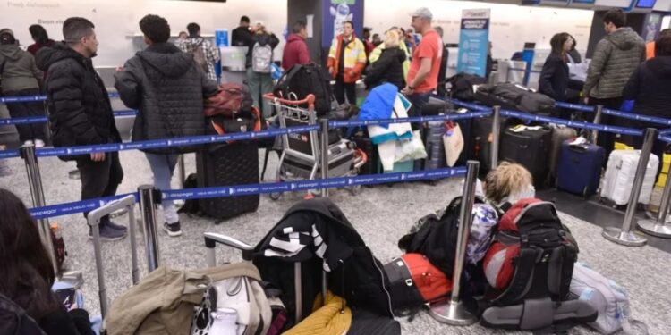 Paro maletero en aeropuertos argentinos: Cancelación de vuelos afectó a 13 mil pasajeros
