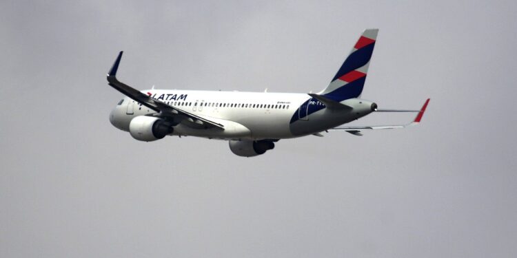 Piloto de Latam murió tras descompensarse en vuelo Miami-Santiago