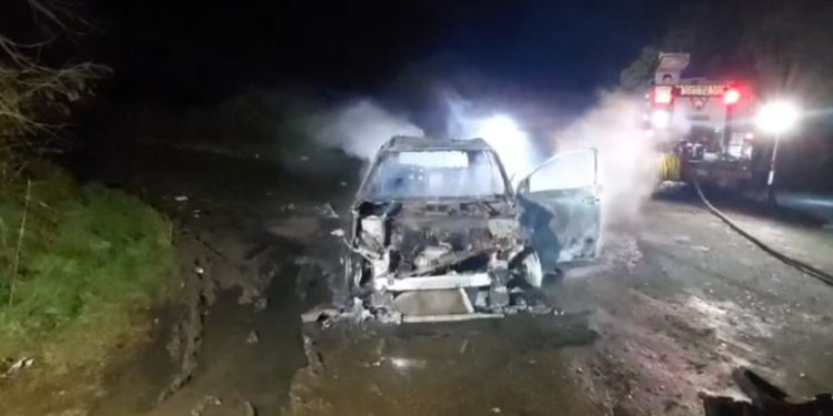 Malleco al rojo: Desconocidos dispararon a Carabineros y quemaron vehículos