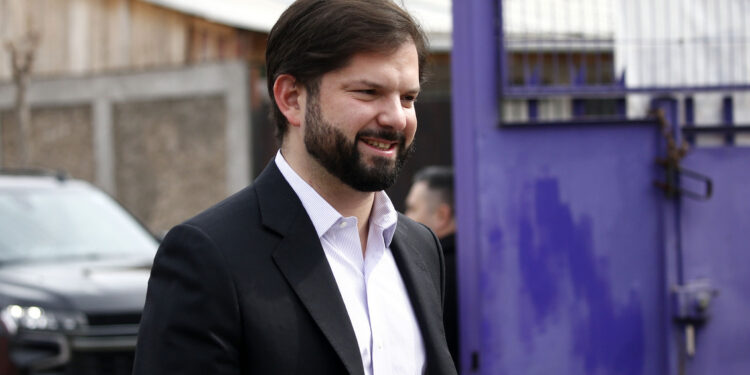 Presidente Boric inició viaje al Ñuble con una agenda «sujeta a cambios» por sistema frontal