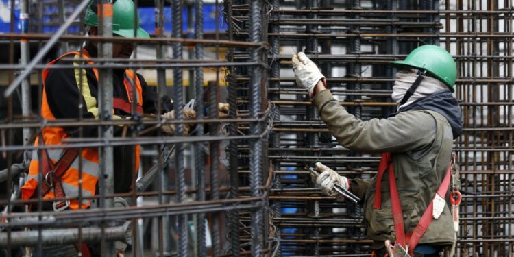 INE: La mitad de los trabajadores recibió sueldos iguales o menores a 502 mil pesos en 2022