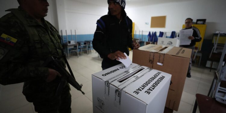 Bajo su peor crisis de seguridad, Ecuador elige presidente
