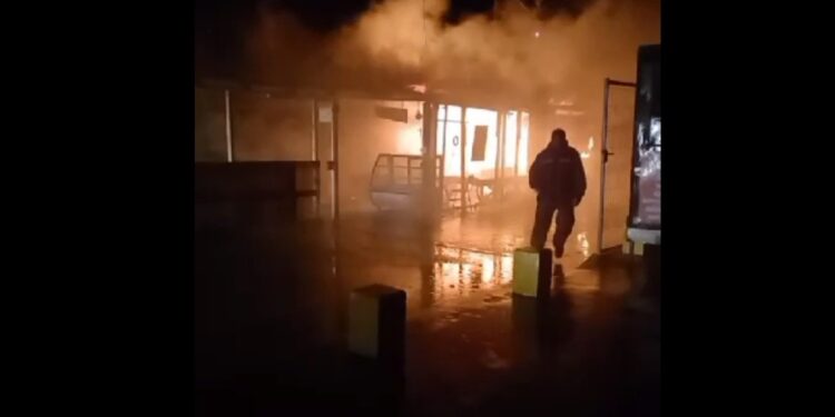 Incendio en San Juan de la Costa destruyó un galpón y local de comida 