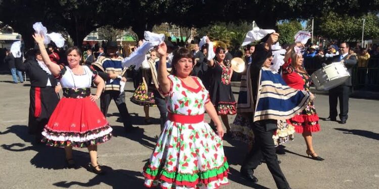 Este domingo se realizará desfile de conjuntos folclóricos en plaza de Armas