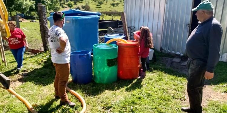 Alcaldesa de Puyehue criticó medida que pone fin a entrega de agua a familias 