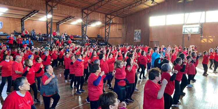Personas mayores participaron en un evento recreativo realizado en Río Negro
