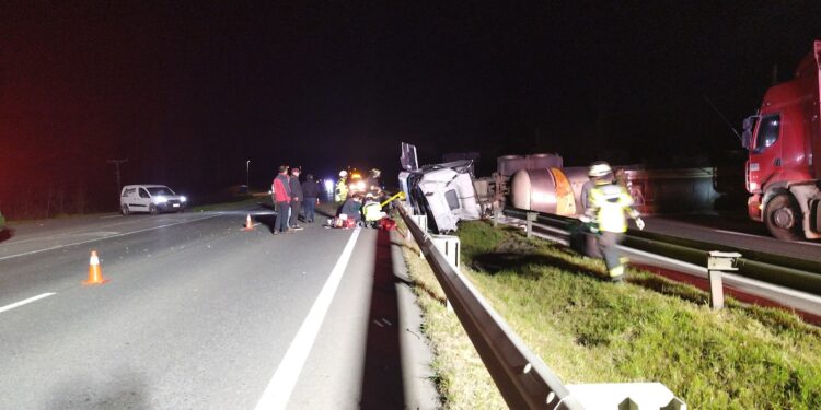 Camión lechero volcó en ruta 5 a San Pablo este miércoles 