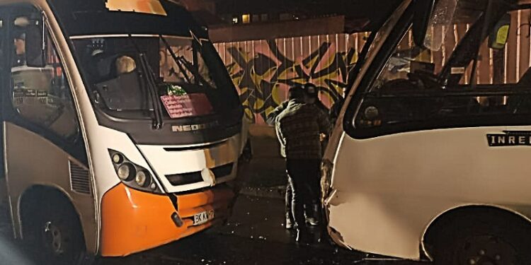 Osorno: Al menos 8 personas resultaron con lesiones tras colisión entre dos microbuses
