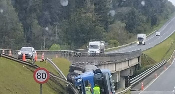 Camión volcó en ruta 5: conductor fue trasladado de urgencia a hospital de Osorno