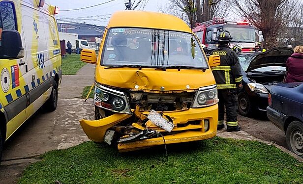 Colectivero quedó lesionado tras colisionar con furgón escolar en Osorno