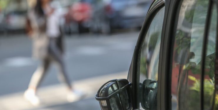 Promulgan ley que obliga a grabar patentes en espejos y ventanas de vehículos