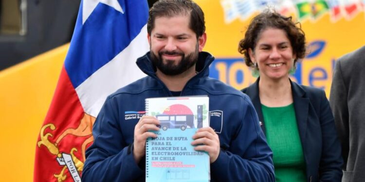 Corte de Apelaciones declaró inadmisible querella contra Boric por manejar bus eléctrico