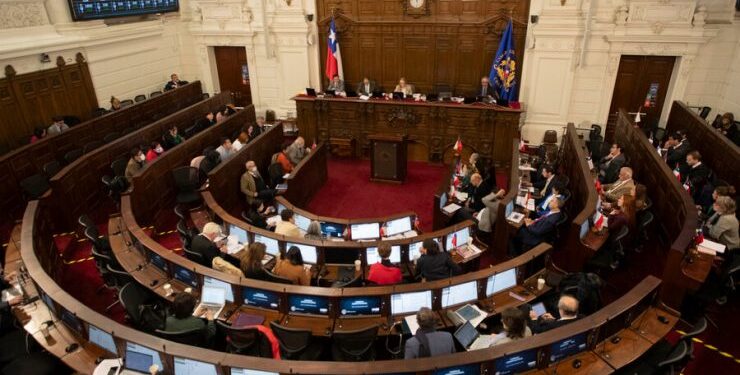 Cadem: 64% dice que Chile necesita una nueva Constitución, pero 59% votaría en contra