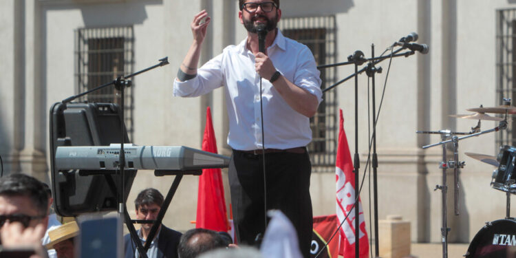 Pdte. Boric a personas que se manifestaron en su favor: “Debemos ir un paso más allá y hablar con quienes piensan distinto”