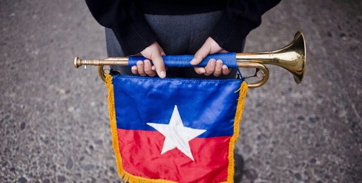 Proyecto que exigiría entonación del himno nacional en colegios avanza en la Cámara