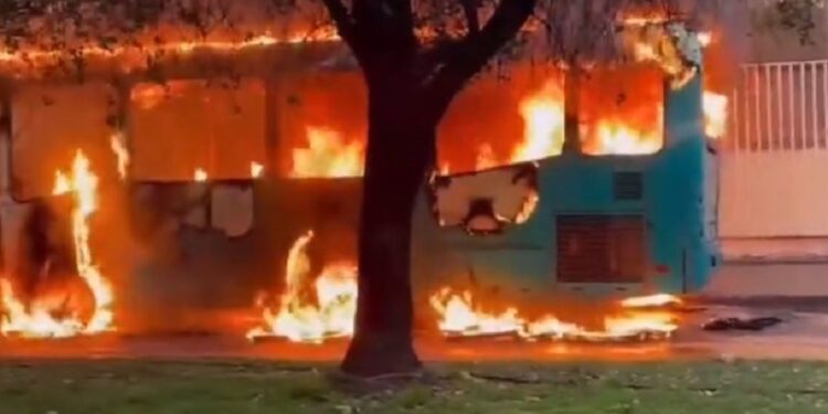 Santiago: Queman dos buses del transporte público en cercanías del Liceo de Aplicación