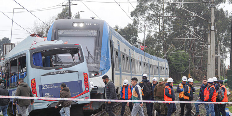 10 personas permanecen internadas tras colisión de Biotren y bus de pasajeros