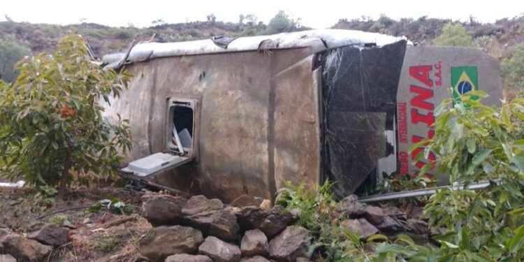 Mueren 20 personas luego que bus cayera a un abismo en Perú