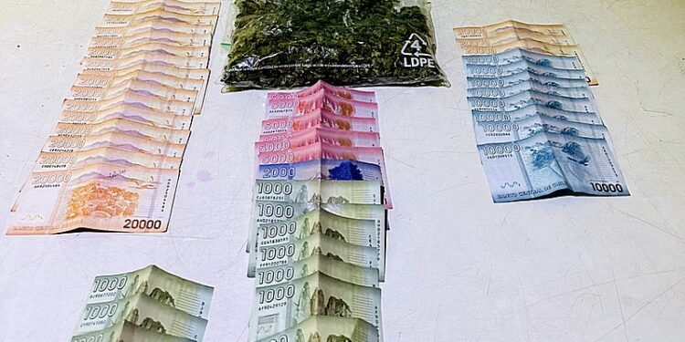 Osorno: Sujetos son sorprendidos con marihuana y más de 400 mil pesos en efectivo