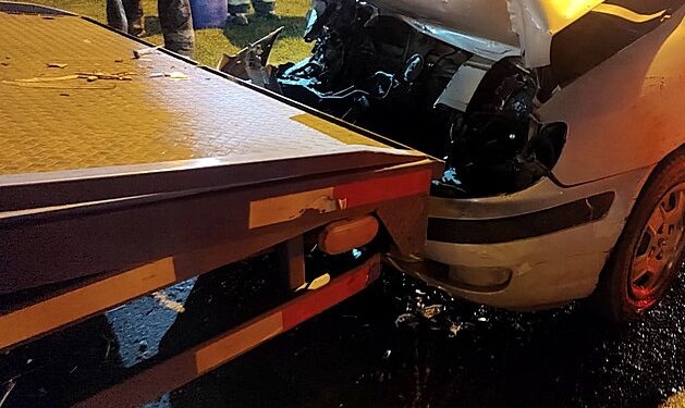 Vehículo impactó con grúa estacionada y dejó un lesionado en Osorno
